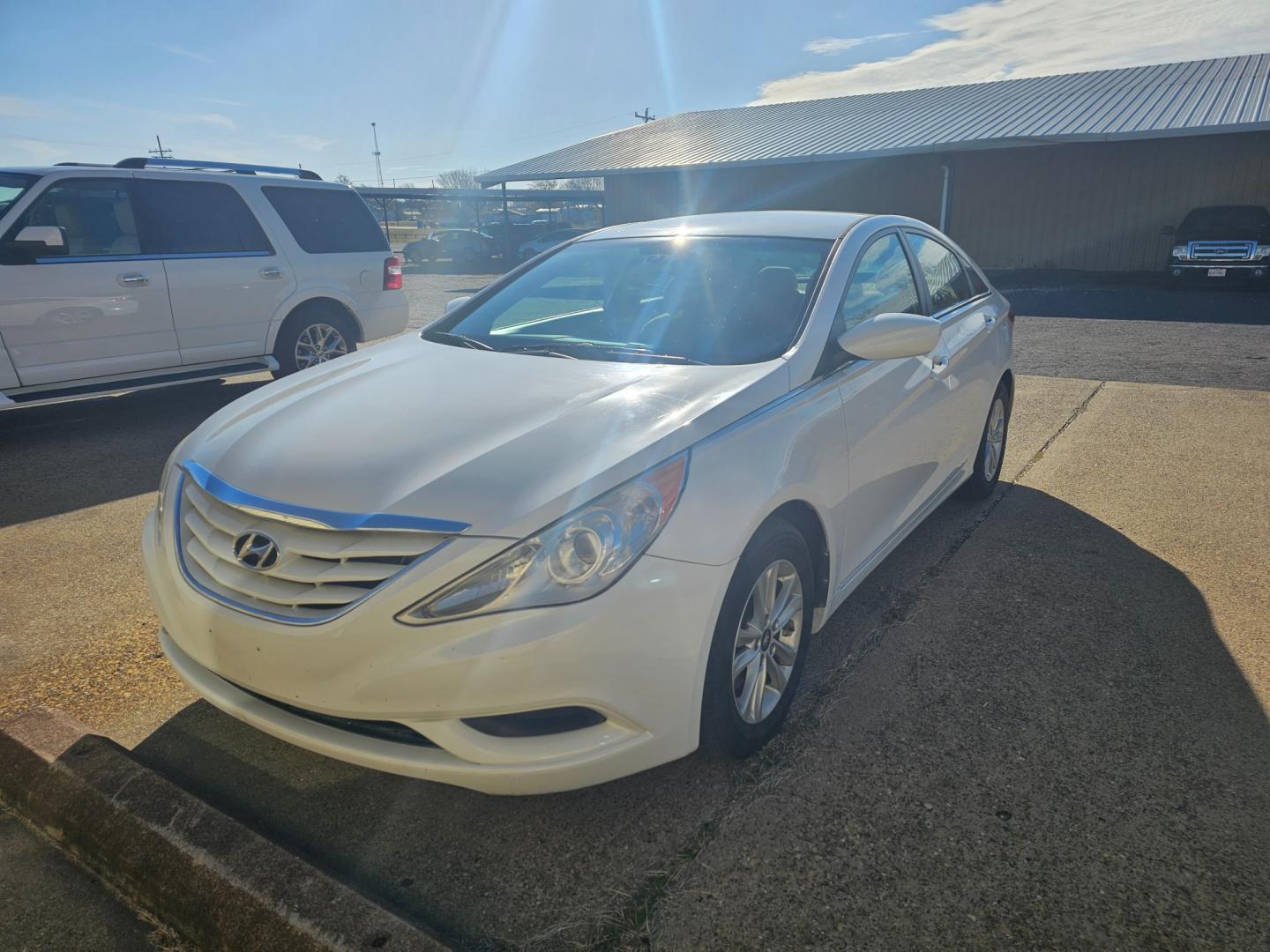 2013 WHITE Hyundai Sonata GLS (5NPEB4AC8DH) with an 2.4L L4 DOHC 16V engine, 6-Speed Automatic transmission, located at 533 S Seven Points BLVD, Seven Points, TX, 75143, (430) 255-4030, 32.313999, -96.209351 - Photo#0